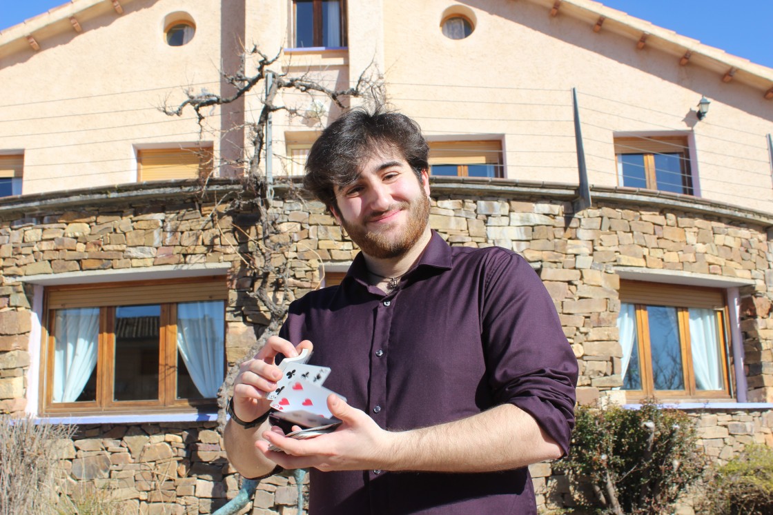 Asier Fraile,mago, actor y músico: “Con 14 años compré mi primer libro de magia y una baraja y empecé a hacer trucos”