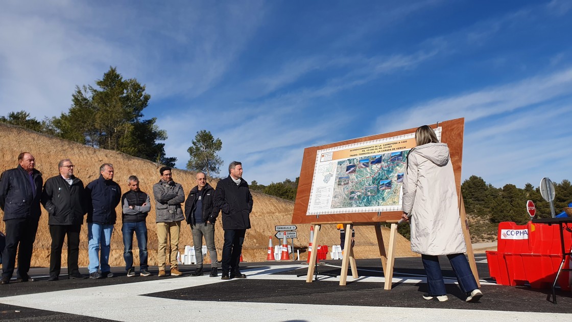 Soro inaugura el tramo de carretera que une Torrevelilla y La Cañada de Verich