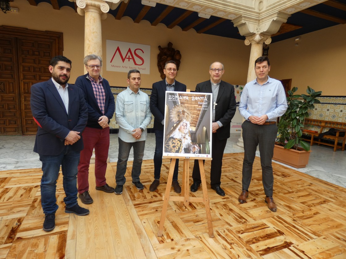 Un primer plano de la Soledad y la techumbre de la Catedral, imagen de la Semana Santa de Teruel