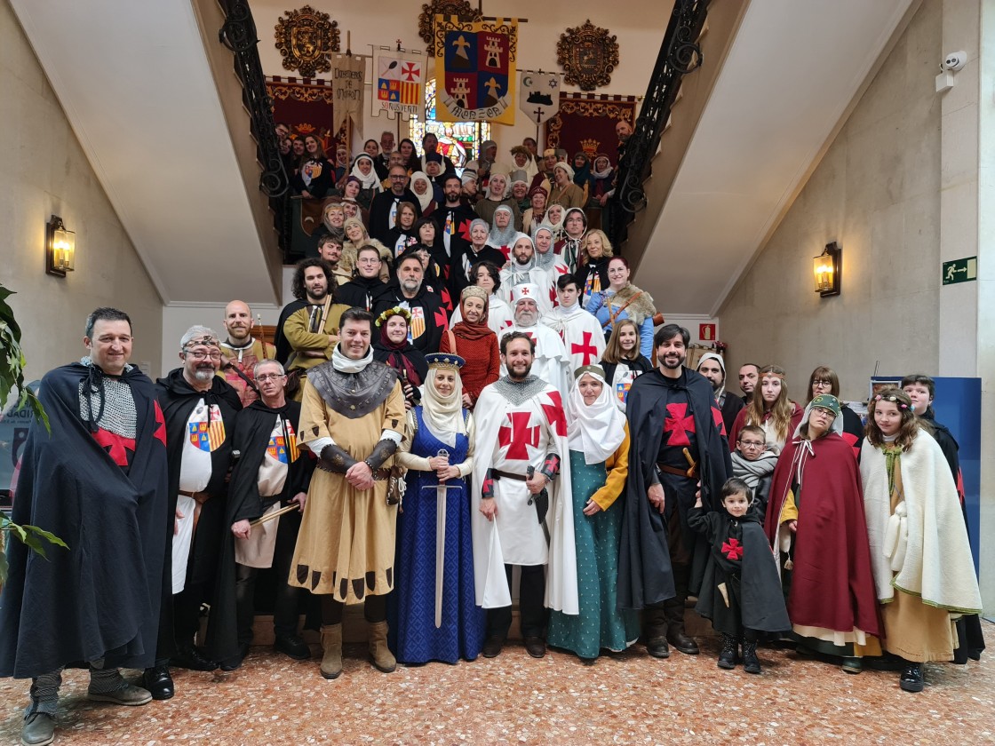 La alcaldesa de Teruel recibe en el Ayuntamiento a los representantes de Monzón que participan en Las Bodas