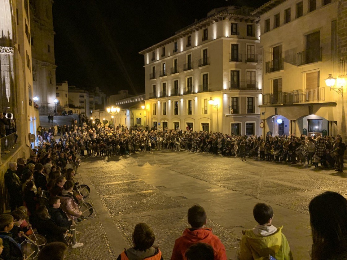 El Bajo Aragón calienta muñecas y tensa tambores para los redobles que vendrán en unos días