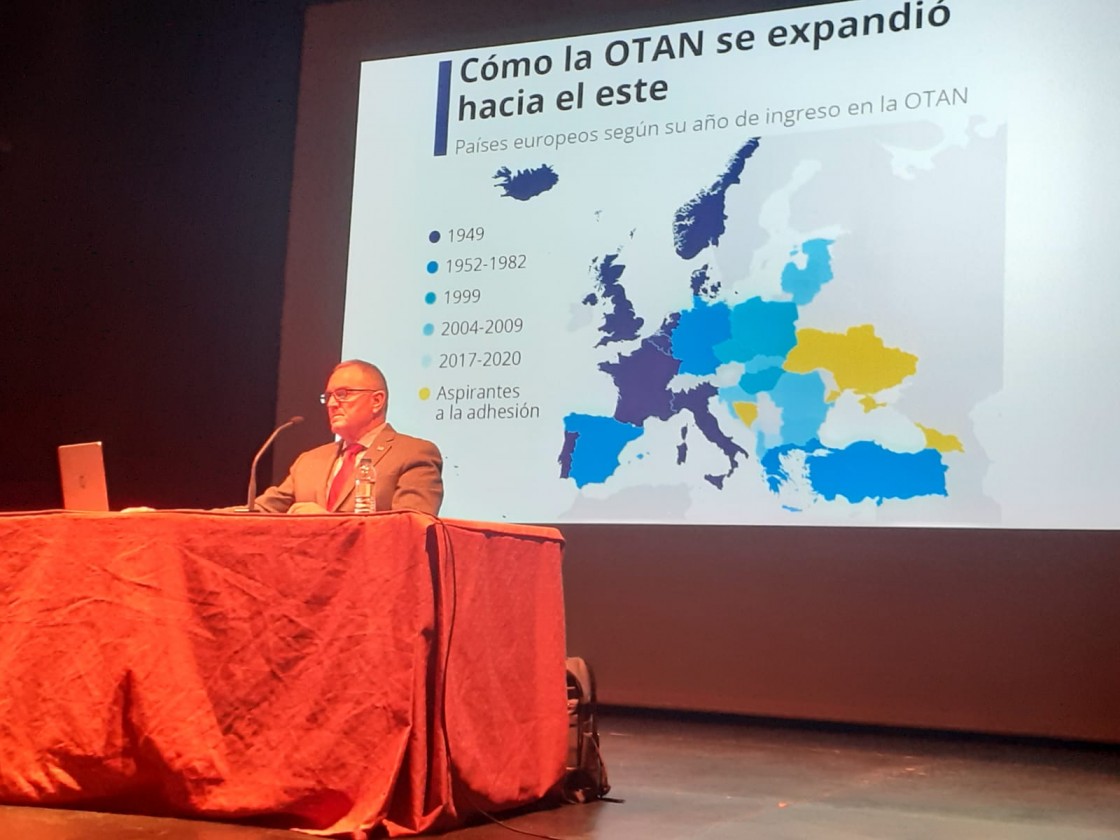 El teniente general Gan Pampols explica en Alcañiz los efectos geopolíticos derivados de la guerra de Ucrania