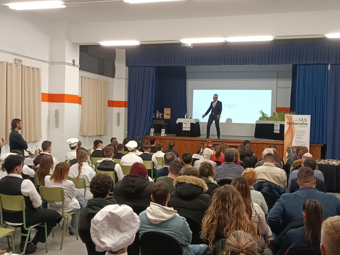 El sumiller Guillermo Cruz pone en valor el papel del camarero en la hostelería en el cierre de las Jornadas Gastronómicas del IES Matarraña