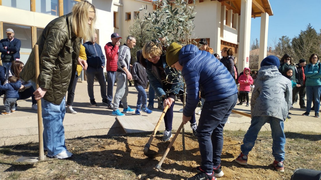 Sabor a Ucrania, a paz y a solidaridad en los actos del Día del Árbol en Andorra