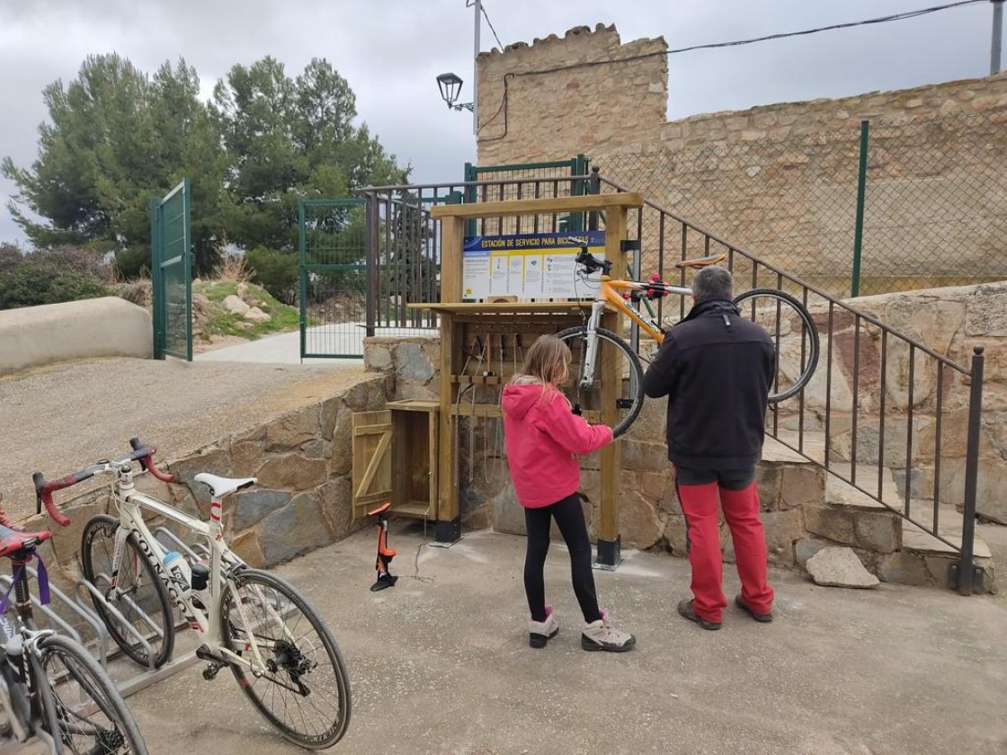 Monforte de Moyuela habilita un espacio para que los aficionados reparen sus bicicletas