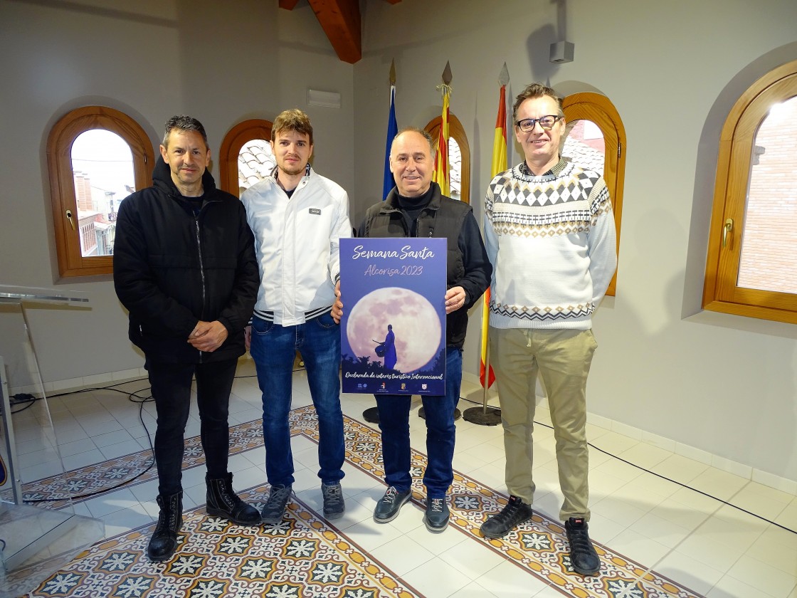 Una fotografía de un cofrade y la luna al fondo anunciará la Semana Santa de Alcorisa