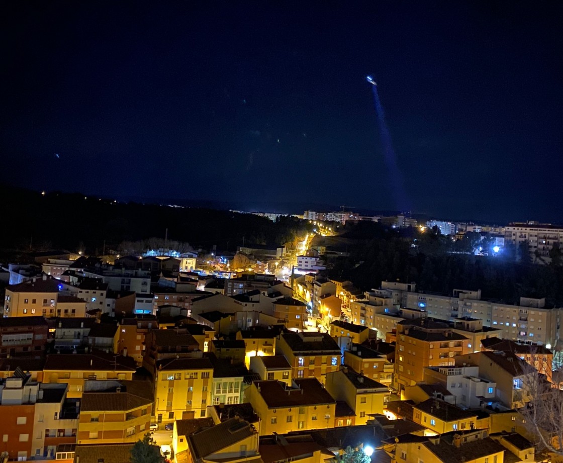 Un helicóptero de la Policía Nacional realiza un vuelo de reconocimiento nocturno rutinario en la capital