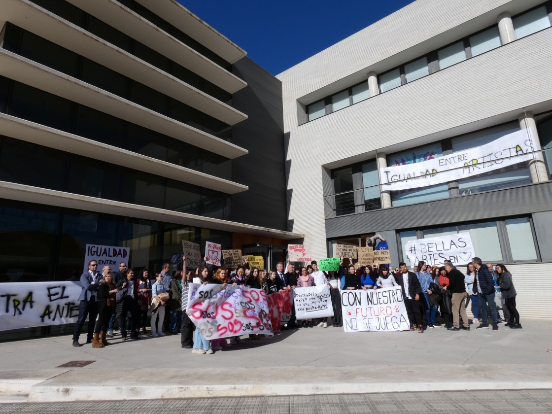 Los estudiantes de Bellas Artes salen a la calle y reciben el respaldo de todo el Campus