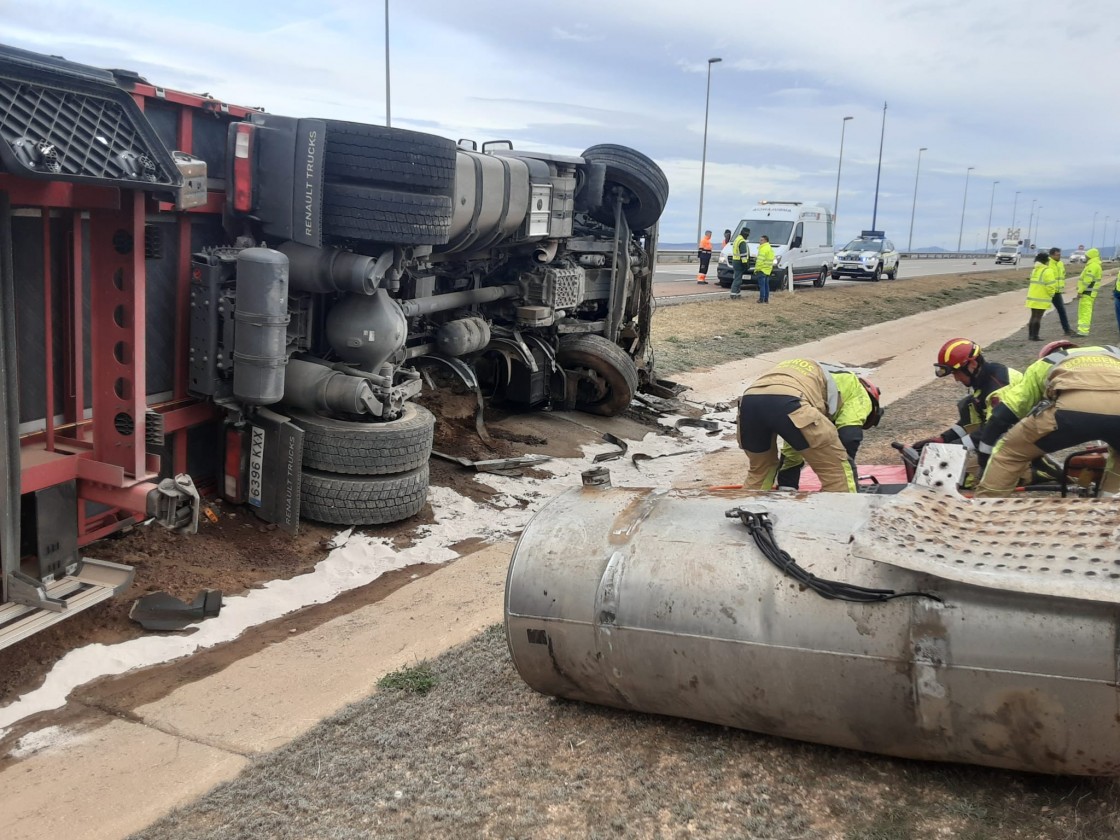 Un camión vuelca en la A-23 a la altura de la salida de Monreal del Campo sin consecuencias graves para su conductor