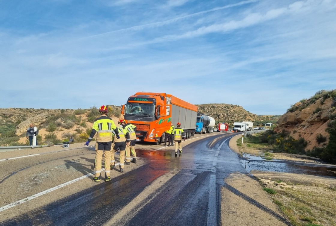 Un herido en un accidente entre un turismo y dos camiones en la N-211 a la salida de Alcañiz