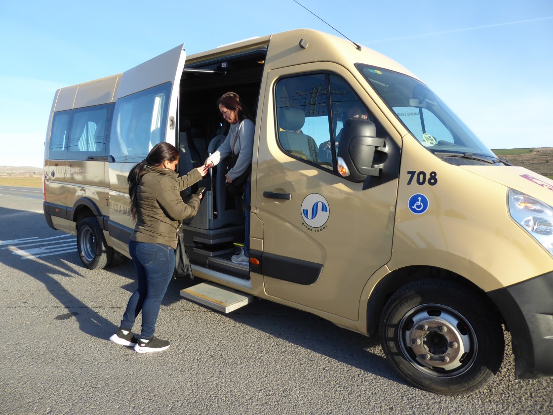 Satisfacción entre los vecinos por el bus de los barrios rurales, que piden ampliar más días