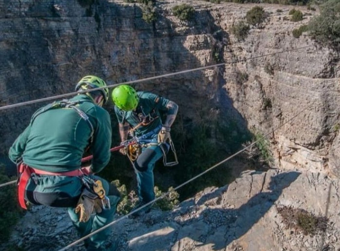 La Guardia Civil recupera un proyectil de la Guerra Civil en una sima de 20 metros en Manzanera