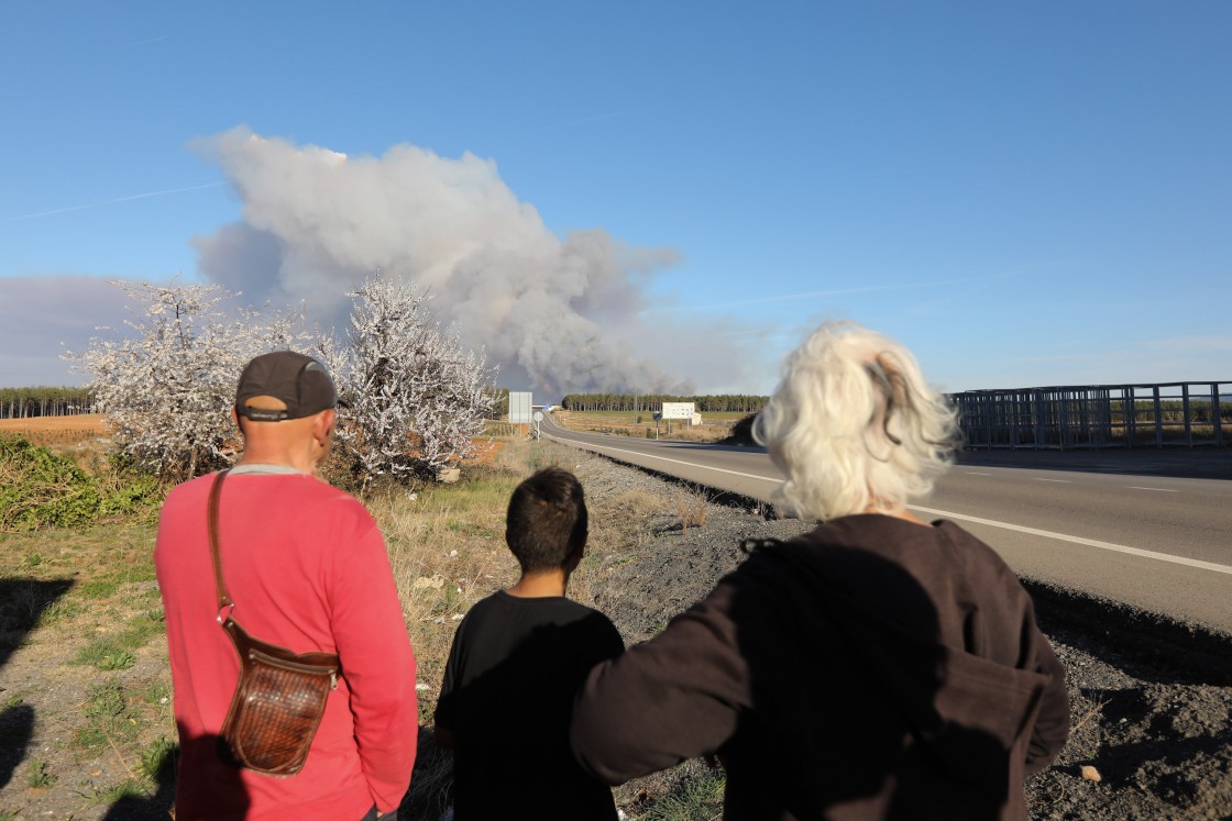 Los bomberos de la Diputación de Teruel trabajan en la protección de los barrios de Valdepastores y Los Peiros