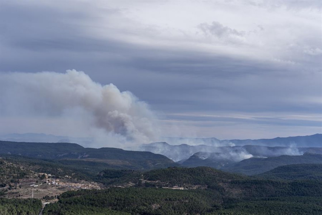 La humedad y la ausencia de viento impiden que el incendio de Villanueva de Viver avance