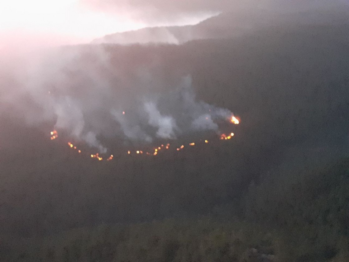 El incendio en el flanco de Teruel está en fase de estabilización, aunque preocupa que el viento del sur pueda reactivarlo