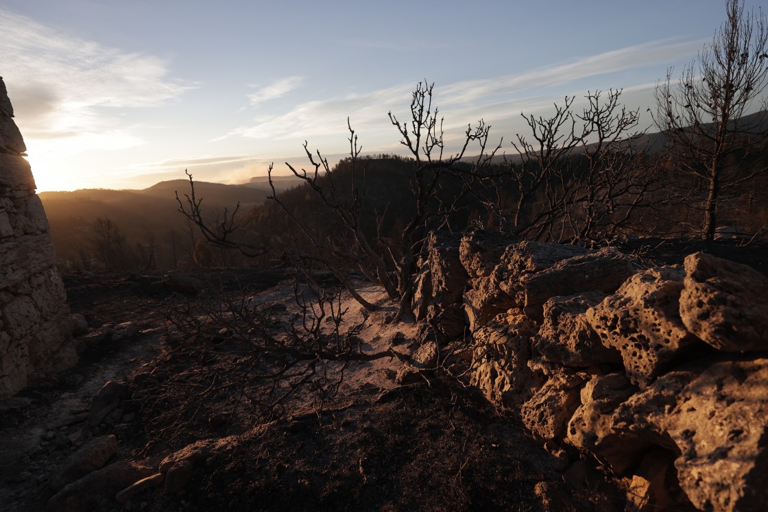 El fuerte viento y las altas temperaturas marcan este domingo el incendio de Castellón
