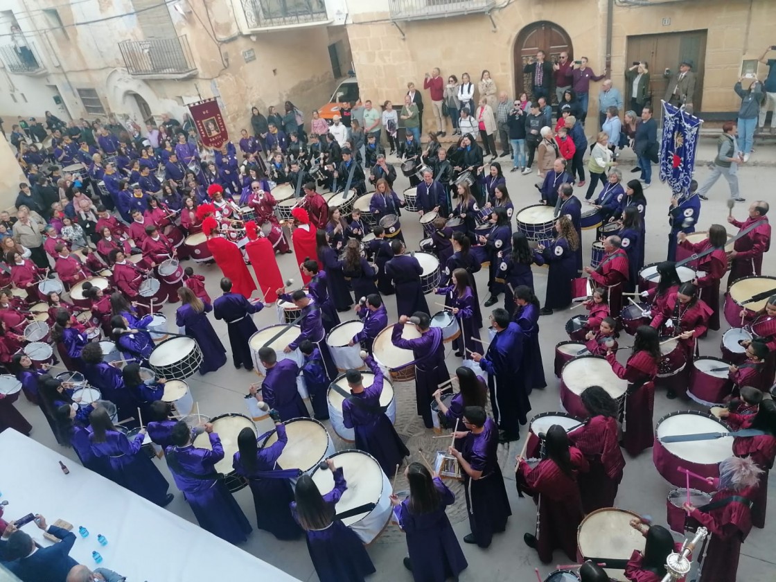 Tamboas anuncia  con percusión en Berge que la Semana Santa está muy cerca