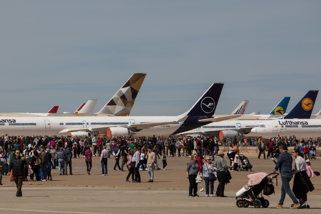 Dos F18 y un A400  vuelan sobre los asistentes a la jornada de puertas abiertas del aeropuerto