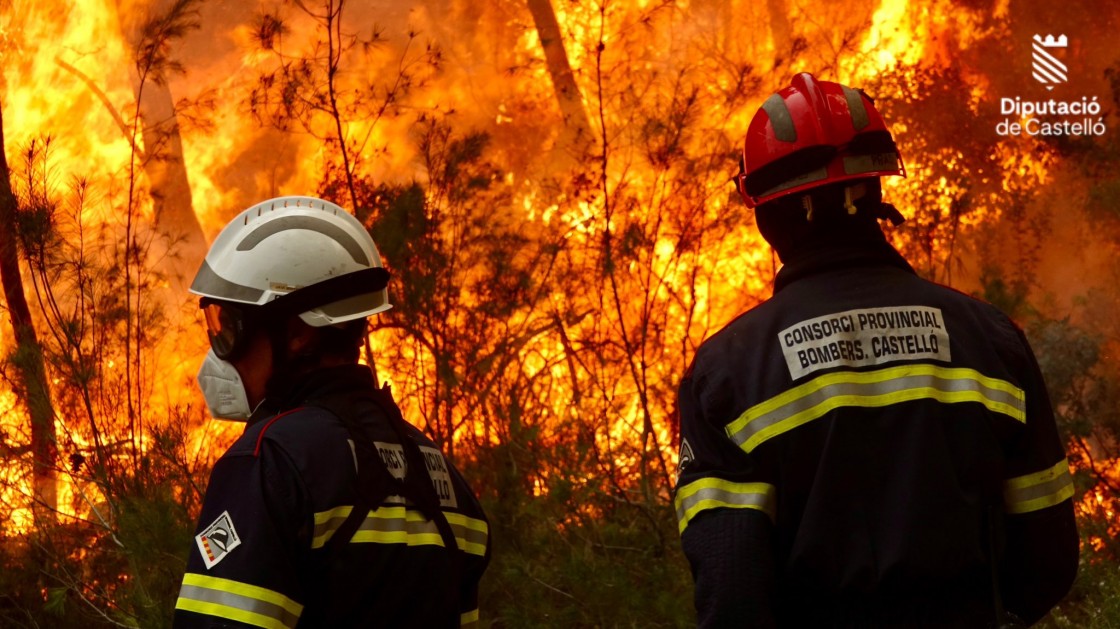 El incendio de Castellón sigue en situación crítica y pendiente del viento