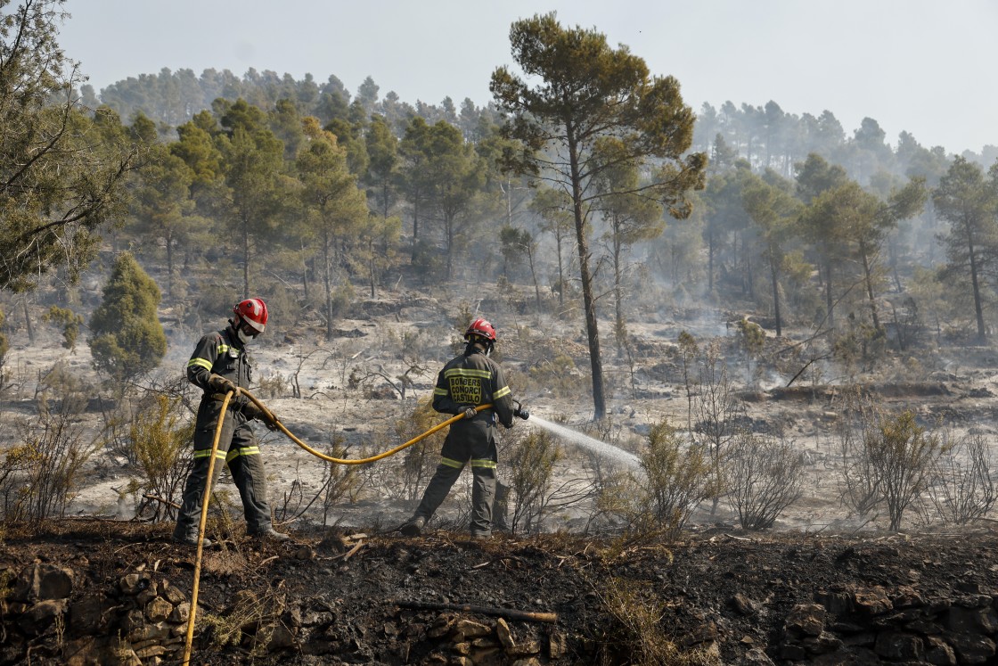 La meteorología permite reducir la llama y los equipos refrescan, repasan y aseguran la zona del incendio