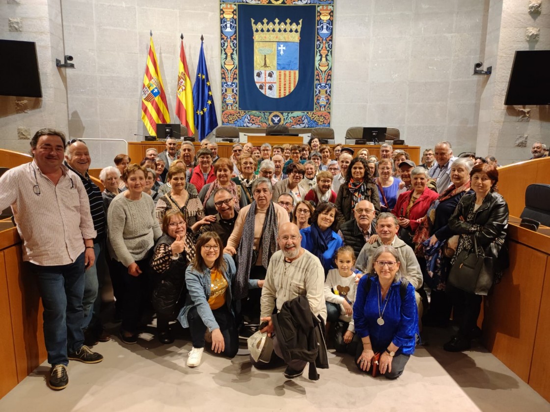 Unos ochenta vecinos de Cantavieja y Mirambel viajan a Zaragoza para conocer la sede de las Cortes, el Pilar y La Seo