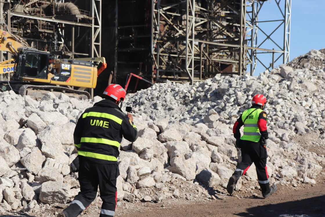 La Unidad Militar de Emergencias se ejercita entre los escombros de la chimenea derruida de la térmica