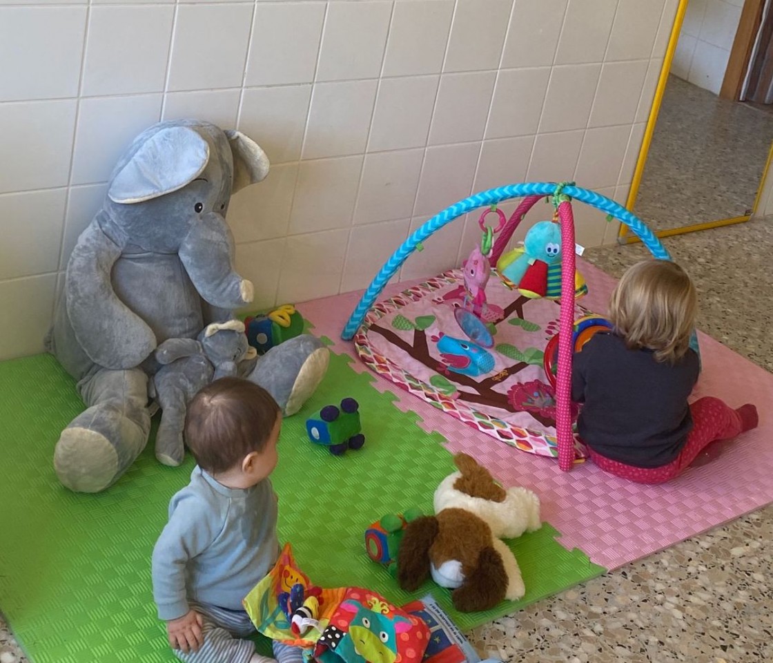 Terriente atiende a dos niños en el segundo espacio de conciliación de la comarca