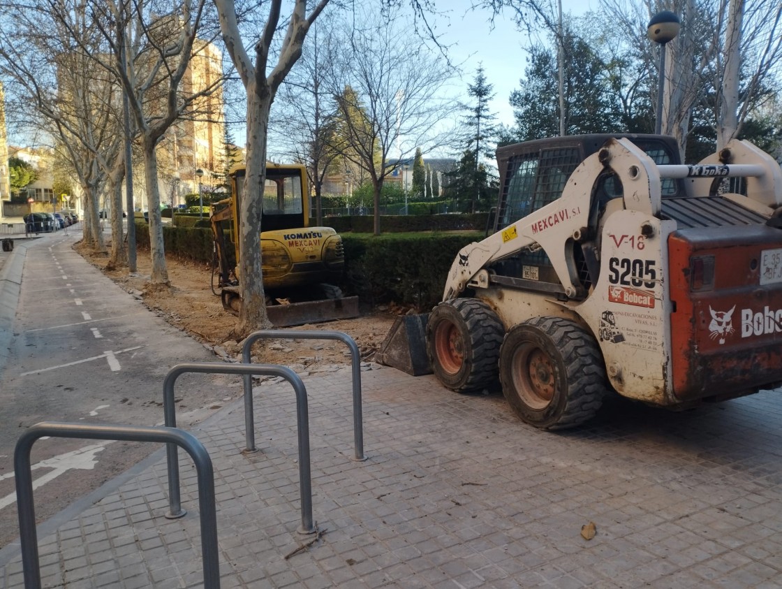 El Ayuntamiento de Teruel inicia los trabajos para renovar las aceras de la calle Barbastro