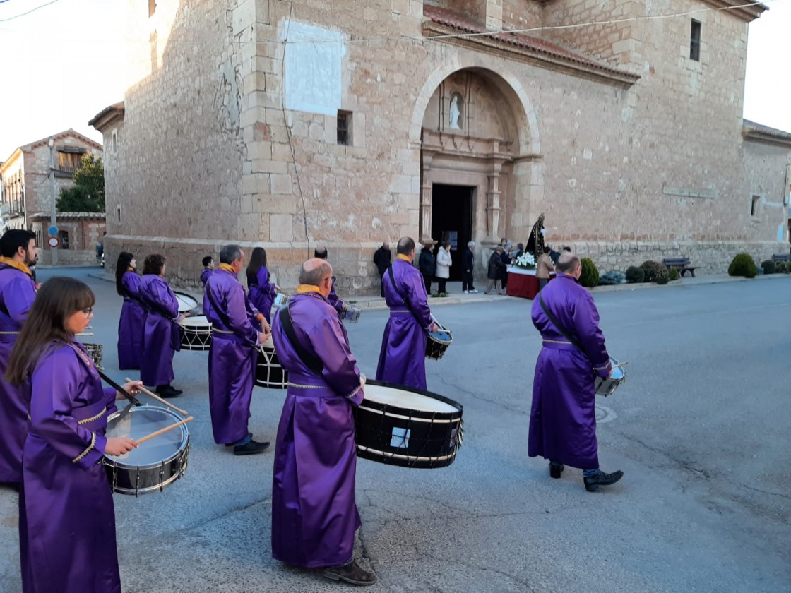 La Dolorosa acompaña a los tambores de Villarquemado en la Procesión del Silencio