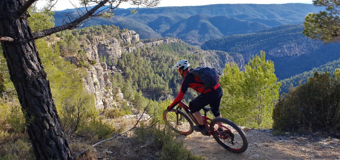 El circuito de bici de montaña Enduroland cierra dos de sus doce senderos tras haber sido afectados por el incendio