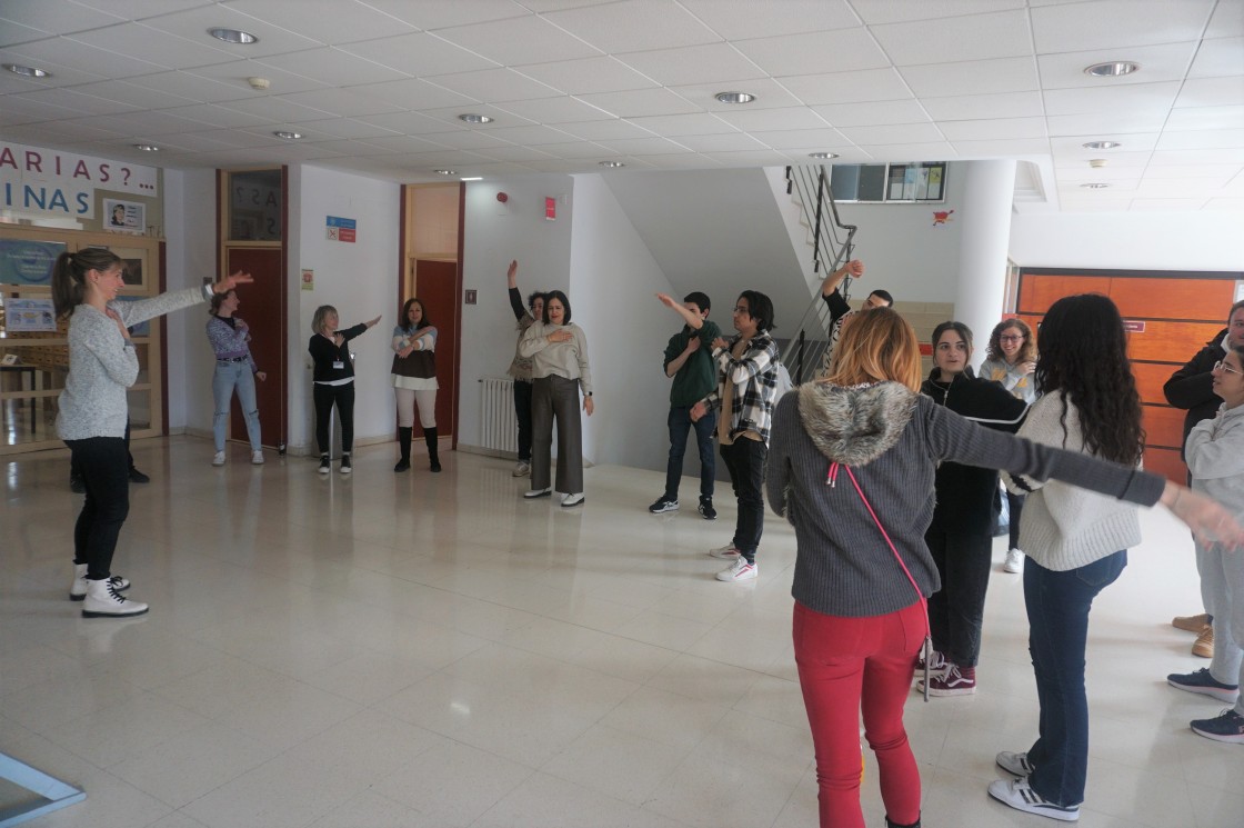 La Biblioteca del Campus culmina con una andada su exposición de hábitos saludables