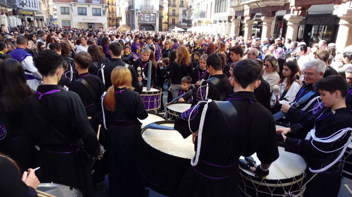 Una plaza del Torico a rebosar de tambores y personas retumba con el Romper la Hora