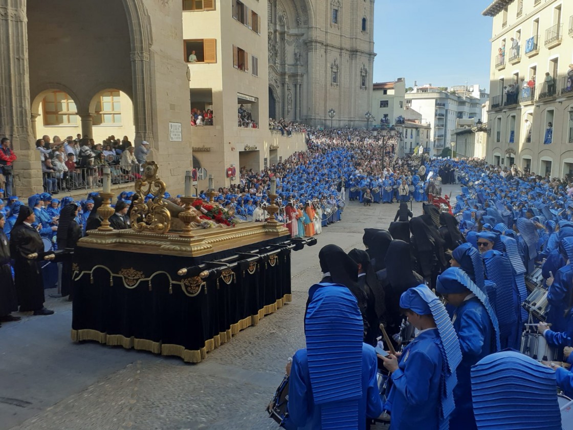 Cientos de tambores rasgan el cierre del Sepulcro de Cristo en Alcañiz