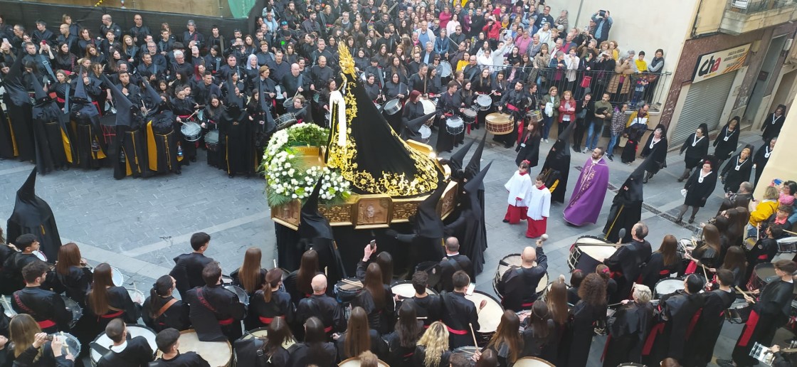 Las jotas despiden a Jesús Resucitado en la puerta de la iglesia parroquial de Andorra