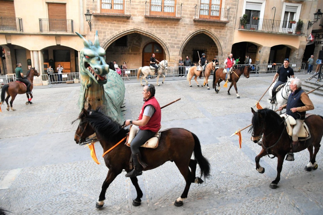 Alcañiz ya ensaya el Vencimiento del Dragón del día de San Jorge