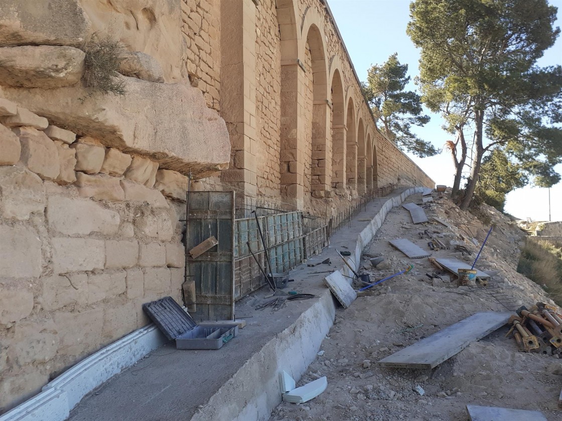 Las obras de estabilización del cerro Pui Pinos de Alcañiz avanzan tras la instalación de 37 pilotes de compactación