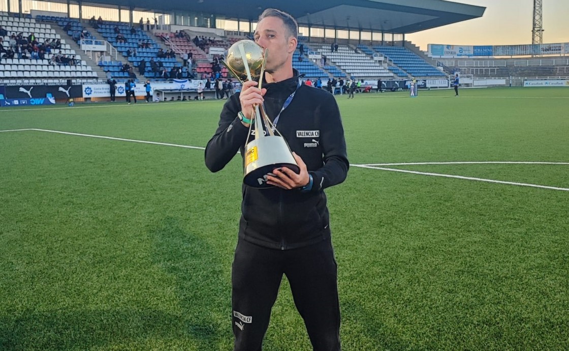 David Pérez Lizaga, entrenador turolense en la Academia del Valencia: “Si el Teruel ganase al Valencia daría un puñetazo encima de la mesa”