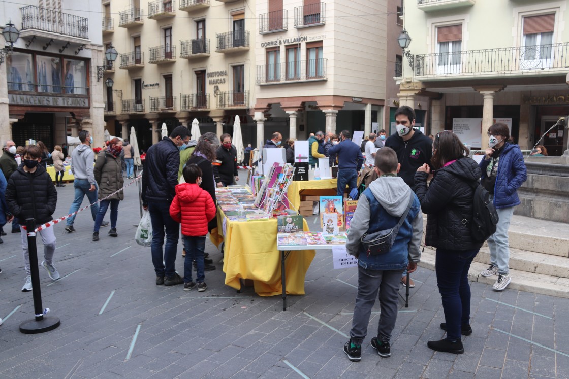 La plaza del Torico volverá a acoger el Día del Libro y la Rosa por San Jorge