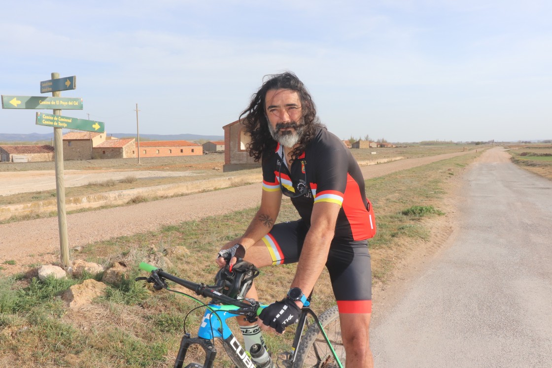 Emilio Mateo, guía de montaña: “Teruel tiene lo que está buscando ahora el viajero, que es alejarse de los lugares masificados”