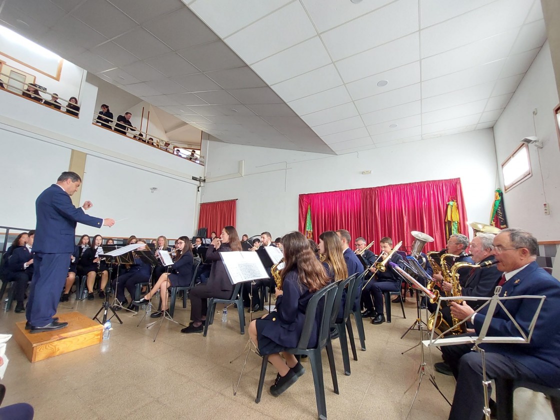 Las bandas del Matarraña confraternizan  en un concierto celebrado en La Portellada