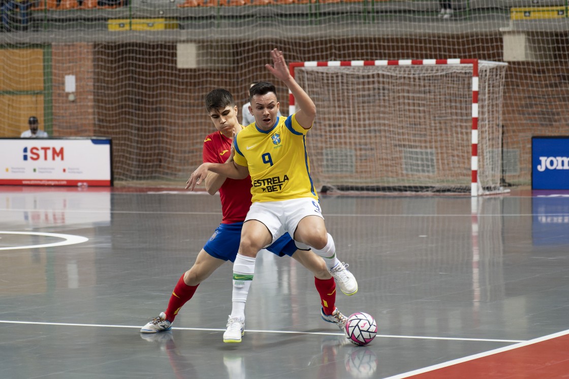 Brasil baila samba en Los Planos para llevarse el segundo asalto ante España (4-5)