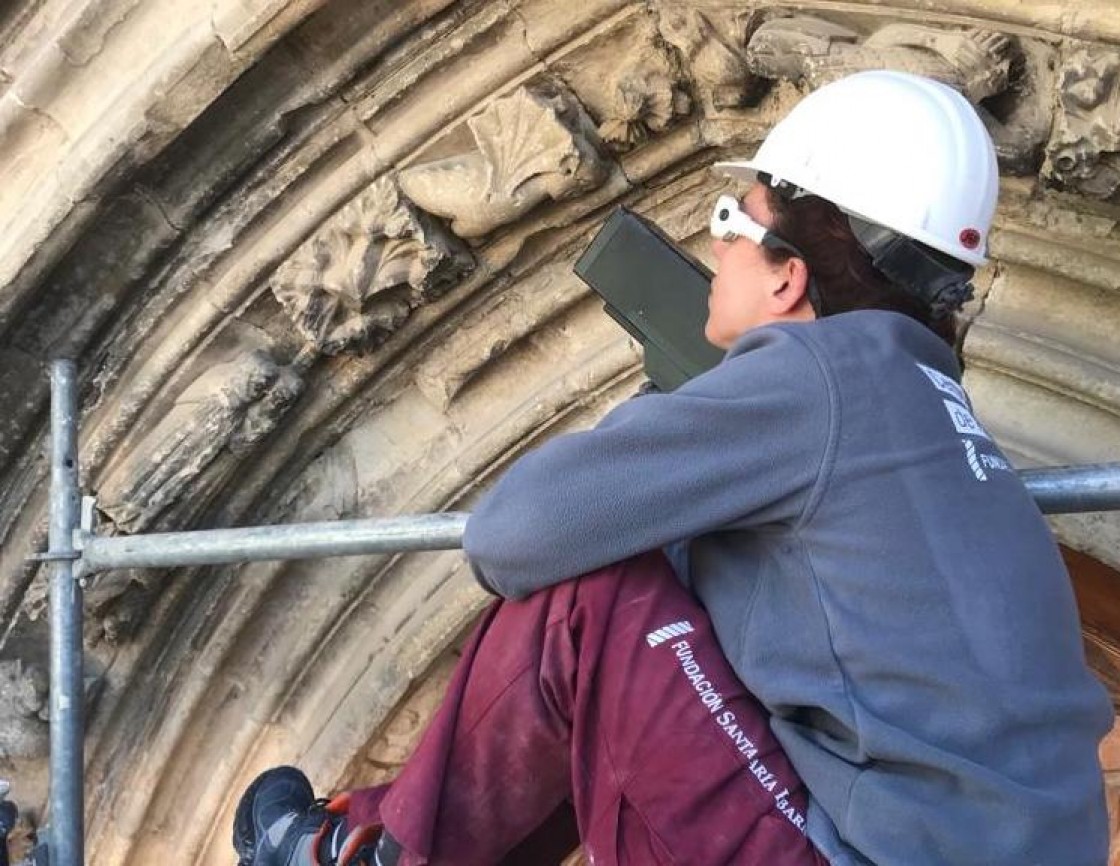 El láser elimina el hollín y permite ver sirenas y dragones en la portada gótica de Castellote