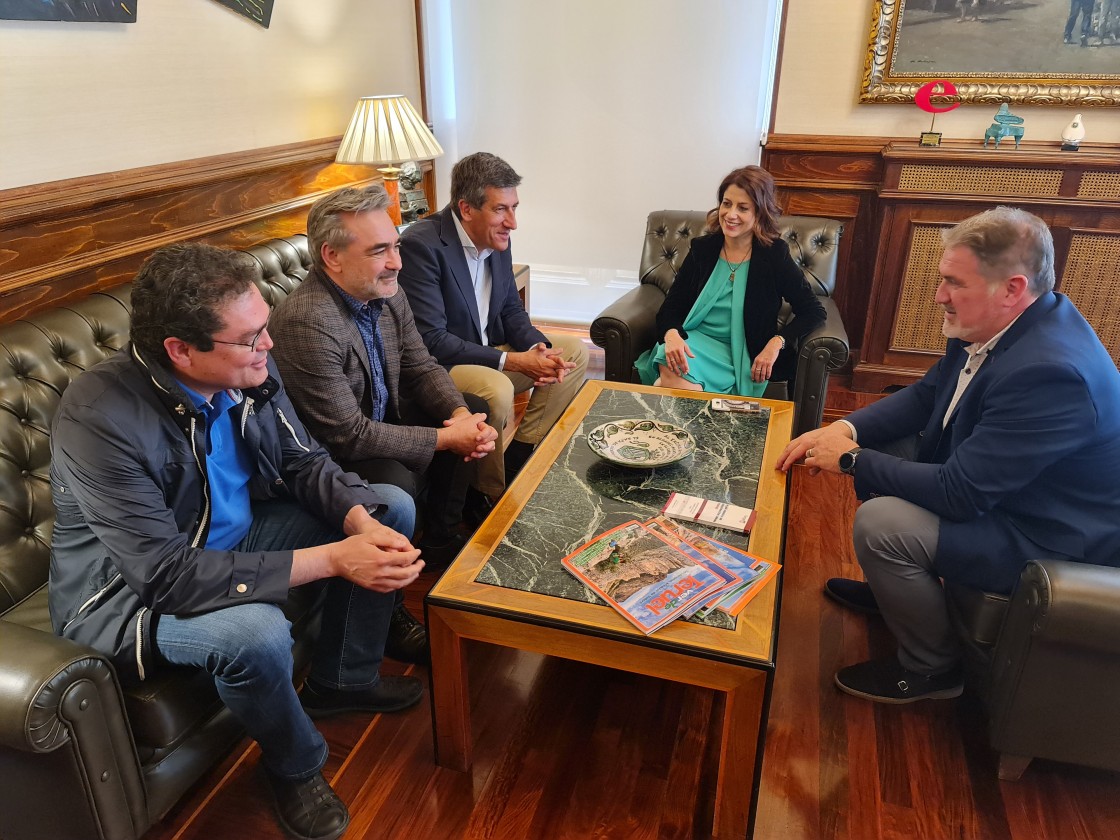 Representantes de Adeo y Finsa presentan a la alcaldesa de Teruel el proyecto de la nueva fábrica que se instalará en Platea