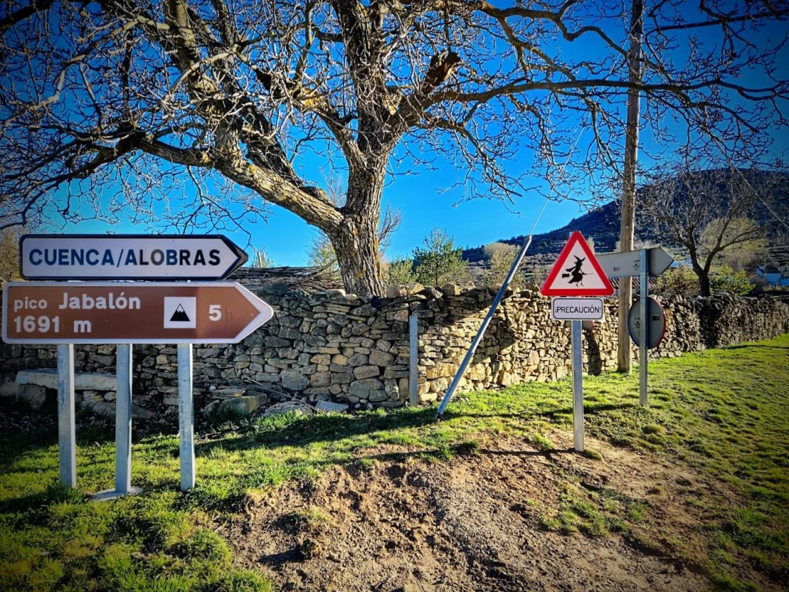 Jabaloyas reivindica su vinculación a las brujas con señales alertando de ellas