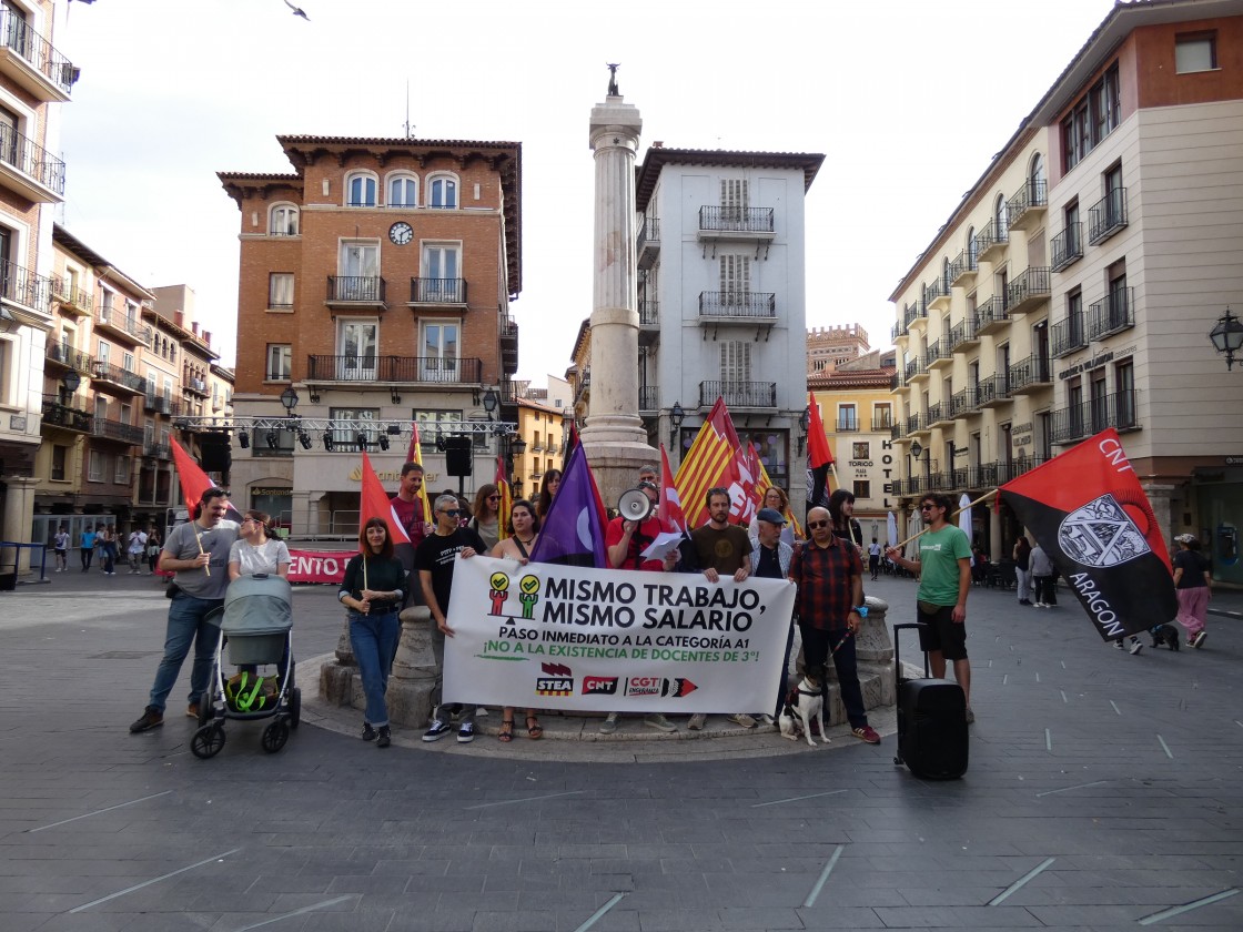 Protesta en el Torico para exigir el mismo sueldo por el mismo trabajo para todos los docentes de FP