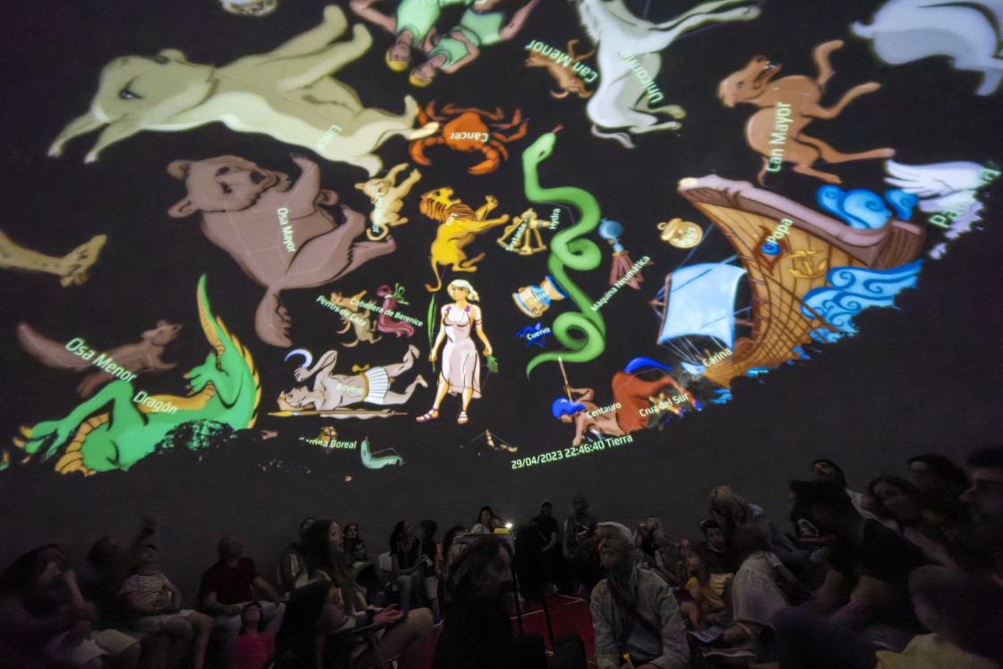 Teruel celebra el  Día del Niño y la Niña mirando al cielo en un planetario