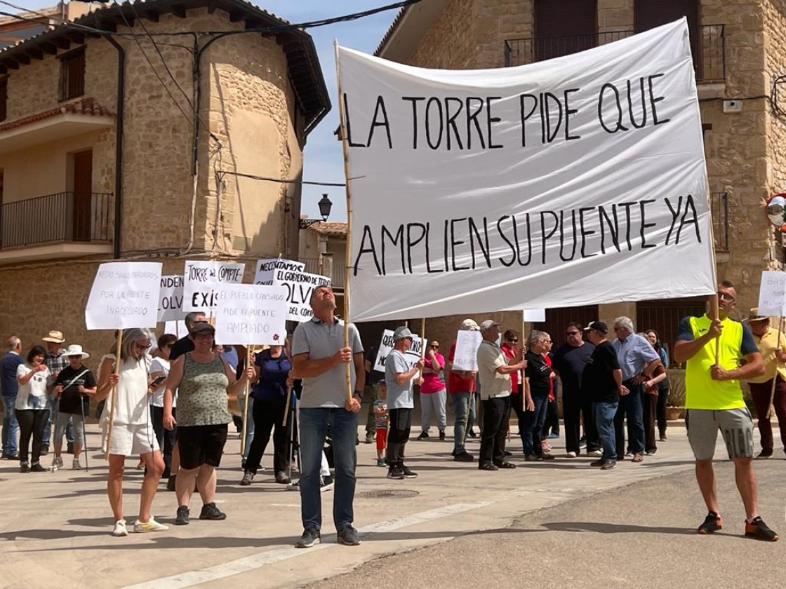 Los vecinos de Torre del Compte piden que se ensanche el puente para que puedan pasar dos vehículos a la vez