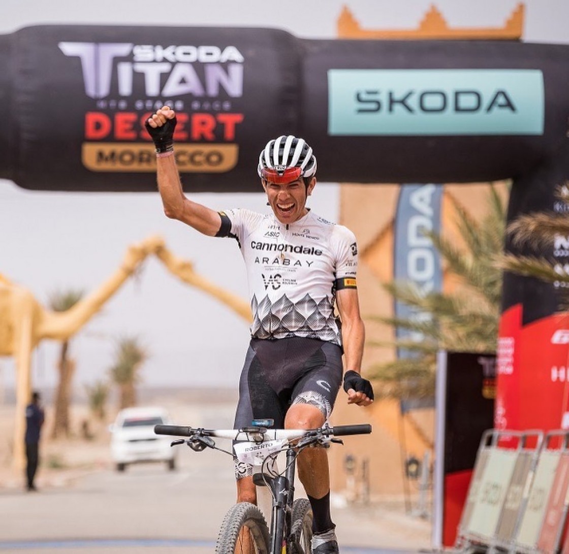 Roberto Bou roza la gloria tras lograr un triunfo histórico dedicado al cielo en la Titan Desert