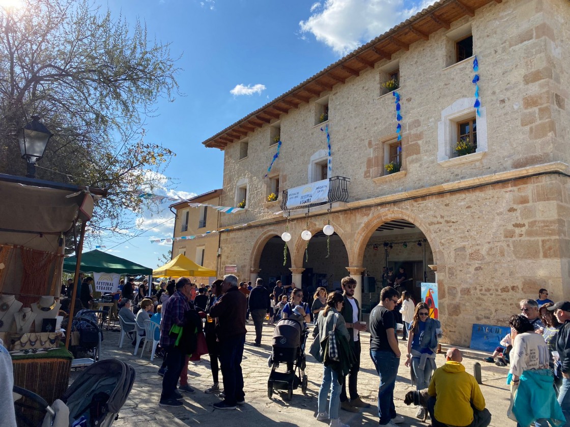 El arte volverá a desbordarse este sábado en el II Festival AtuAire de Jarque de la Val