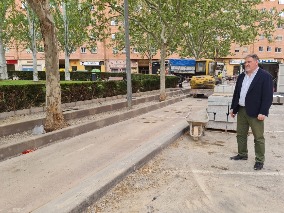 El Ayuntamiento de Teruel mejora la accesibilidad de la calle Barbastro respetando los árboles